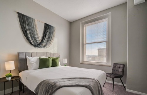 Gateway District Apartment | Frontdesk | 2 BR Apt by Playhouse Square