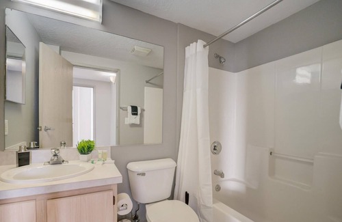 Gateway District Apartment | Frontdesk | 2 BR Apt by Playhouse Square