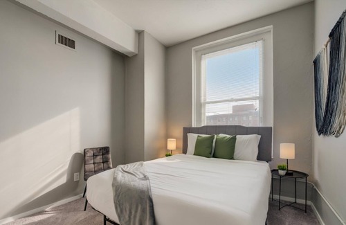 Gateway District Apartment | Frontdesk | 2 BR Apt by Playhouse Square