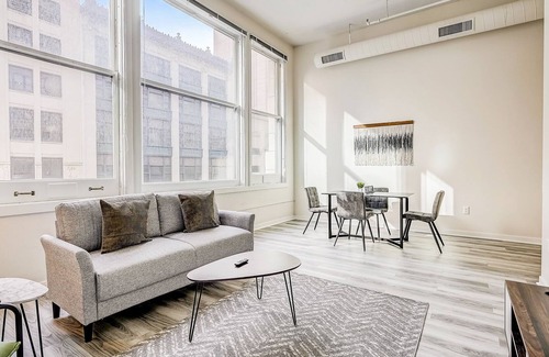Mile Square Apartment | Frontdesk | 2 BR Apt near Indiana War Memorial