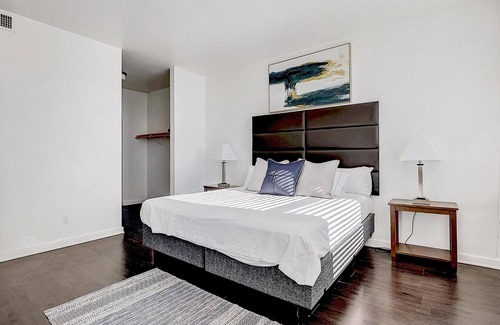 Downtown Fort Worth Apartment | Frontdesk | Bright 2 BR in Sundance Square