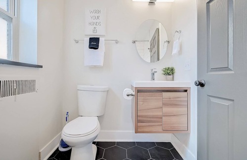 Walnut Hills Apartment | Frontdesk | Sunny Studio near Museums