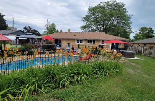 Whitby House | Full Apartment 5 min from Go train Whitby