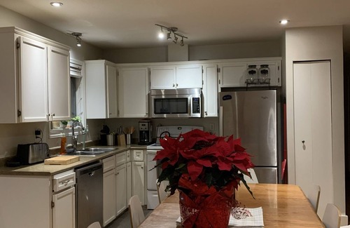 Deep Cove House | Full House steps from Mount Seymour Provincial Park and minutes to Deep Cove