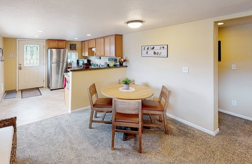 Amazon House | Full duplex with patio/deck, mountain views, washer/dryer, dogs allowed