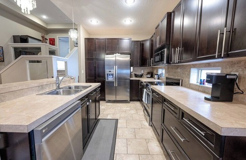 Grande Prairie House | Full House /Game Room /Hot Tub /TV Projector