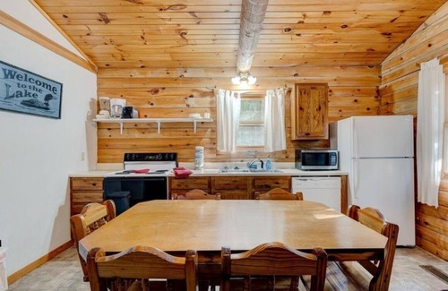 Shell Knob Cabin | Full log cabin on gorgeous Table Rock Lake is the perfect spot for vacation
