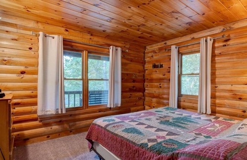 Shell Knob Cabin | Full log cabin on gorgeous Table Rock Lake is the perfect spot for vacation