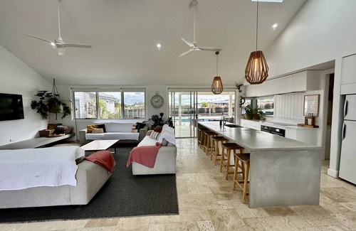 Inverloch House | FULL Property AND 2 Guest Suites - Inlet Waters Escape (7 bedrooms). Pool & spa!