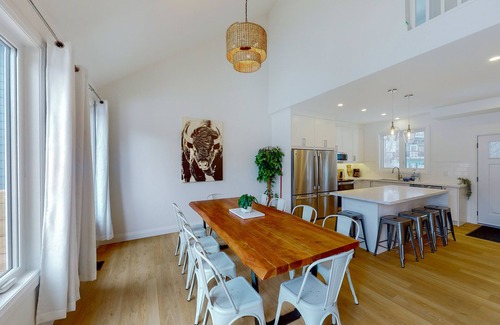 The Blue Mountains Ski Chalet | Full triplex near lake & ski lifts with 3 hot tubs, fireplaces, & central AC