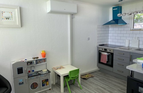 Addlethorpe Ski Chalet | Fully air conditioned holiday chalet close to the beach with wifi
