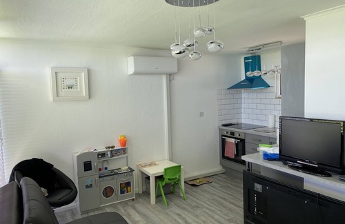 Addlethorpe Ski Chalet | Fully air conditioned holiday chalet close to the beach with wifi