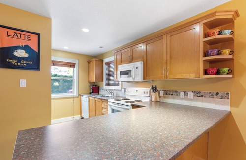 Regional District of Nanaimo Cabin | Fully-equipped near Rathtrevor Beach!