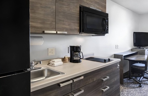 Ashwaubenon Hotel | Fully Equipped Room w/Kitchen Near Lambeau Field & Green Bay Botanical Garden