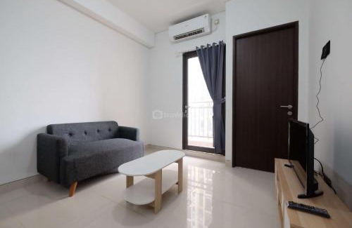 Depok Apartment | Fully Furnished and Cozy 2BR at Transpark Cibubur Apartment By Travelio