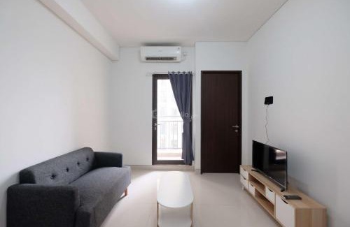Depok Apartment | Fully Furnished and Cozy 2BR at Transpark Cibubur Apartment By Travelio