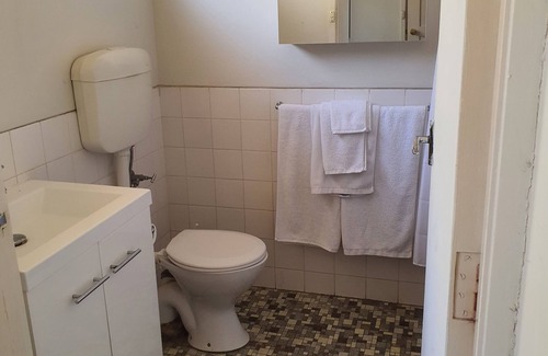 Broken Hill Apartment | Fully furnished home stay on main street and 5 minutes from the local Airport.