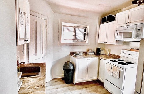 Cabbagetown South House | Fully furnished rooms near Eaton Centre, ten minutes walk from Dundas Station