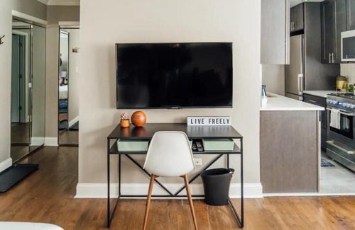 Lake View East Apartment | Fully Furnished Studio with WiFi Amazing Deal! - Oakdale 413
