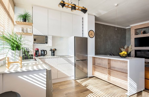 Three Anchor Bay Apartment | Fully Kitted Bachelor Apartment With Sea Views