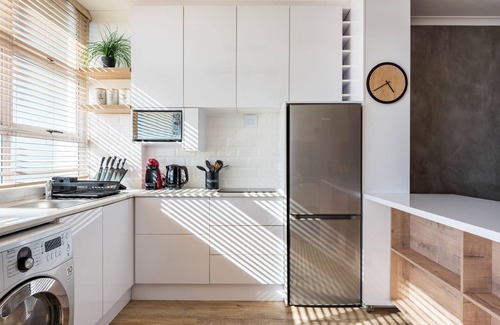Three Anchor Bay Apartment | Fully Kitted Bachelor Apartment With Sea Views