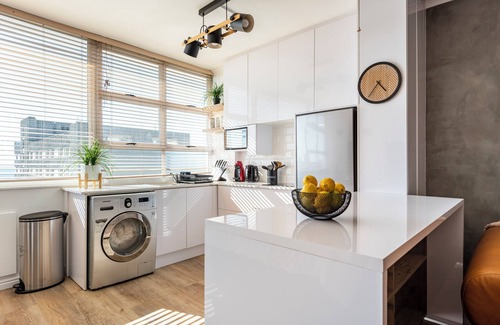 Three Anchor Bay Apartment | Fully Kitted Bachelor Apartment With Sea Views