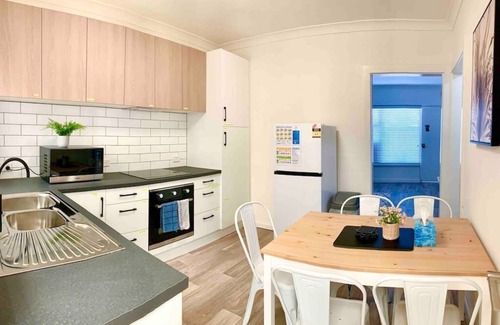 Campbelltown Condo | Fully renovated 2 bedroom unit. Free garage parking & unlimited NBN wifi. Bed & bath linen hire inc.