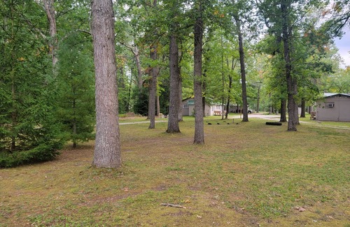 Wellston Cabin | Fully Renovated Cabin - AC + Tippy Dam - South Star by Janix Escapes.