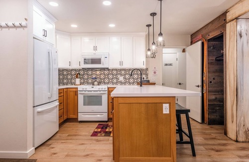 Mammoth Lakes Condo | Fully Renovated! St Anton #17 Ski in Ski Out 1 Bedroom 1 Bathroom Condo! Sleeps up to 4!