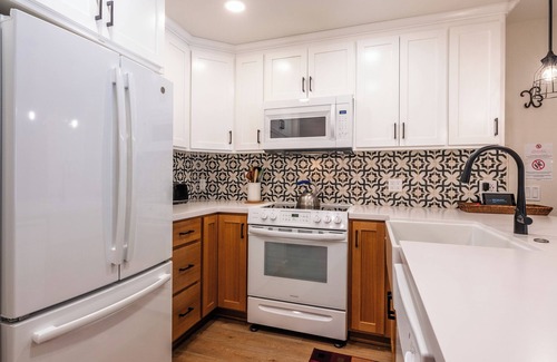 Mammoth Lakes Condo | Fully Renovated! St Anton #17 Ski in Ski Out 1 Bedroom 1 Bathroom Condo! Sleeps up to 4!