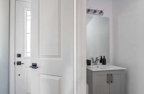 Exeter House | Fully Renovated Townhouse with New Foosball Table!