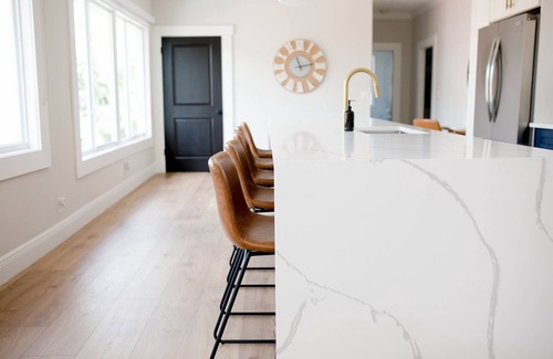 Sailboat Bend Apartment | Fully renovated - 12ft island - 1.2G Wifi