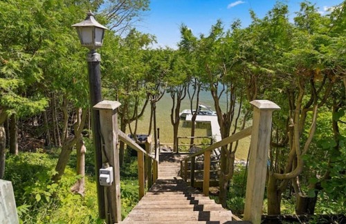 Oro-Medonte Cabin | Fully Renovated Waterfront Cottage on Lake Simcoe 1 hr from the GTA