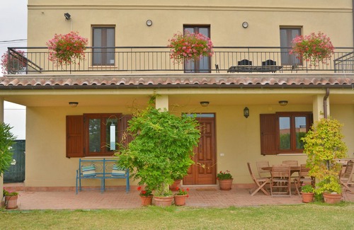 Castel Frentano Villa | Fully restored country villa with pool set in private gardens