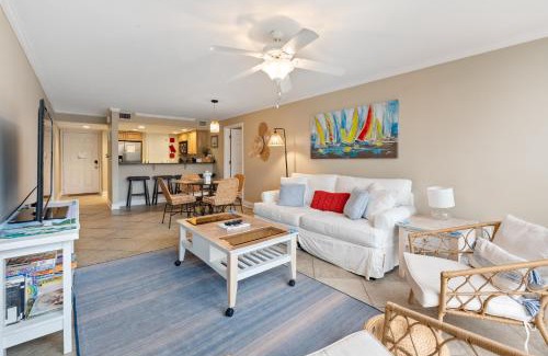 Biloxi Apartment | Fun 2 bed/2 bath condo with pool on Biloxi Beach
