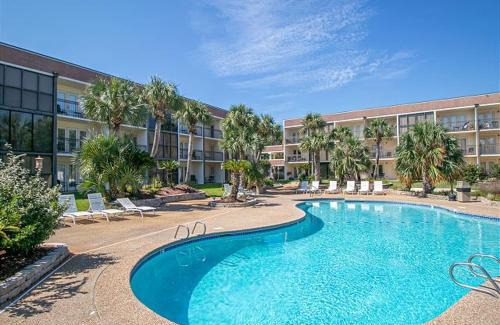 Biloxi Apartment | Fun 2 bed/2 bath condo with pool on Biloxi Beach