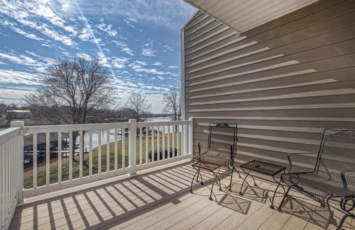 Huddleston Hotel | Fun at the Lake