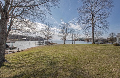 Huddleston Hotel | Fun at the Lake