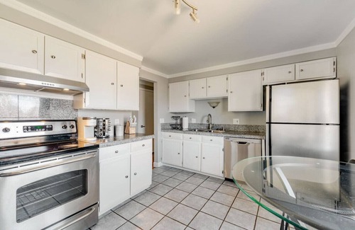 Park East House | Fun~Game Room ~ 5 min Drive to College~Family