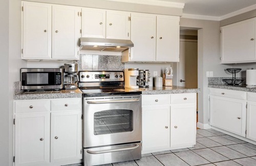 Park East House | Fun~Game Room ~ 5 min Drive to College~Family