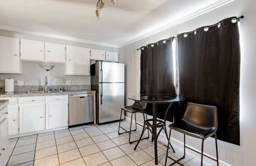Park East House | Fun~Game Room ~ 5 min Drive to College~Family