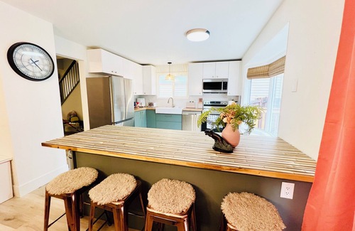 Southwest Edmonton House | Fun Group Stay * A/C * 5Mins to WEM * King Bed * Sleep16 * Crib*