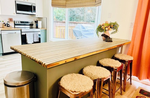 Southwest Edmonton House | Fun Group Stay * A/C * 5Mins to WEM * King Bed * Sleep16 * Crib*