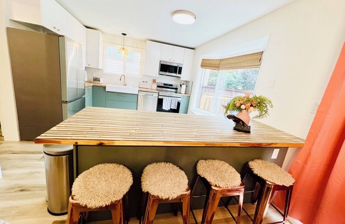 Southwest Edmonton House | Fun Group Stay * A/C * 5Mins to WEM * King Bed * Sleep16 * Crib*