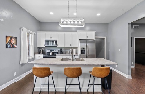 Frankfort House | Fun Spacious 5 Bdrm Estate w/Theater, Billiard Parlor, Speakeasy Bar & Poker Rm