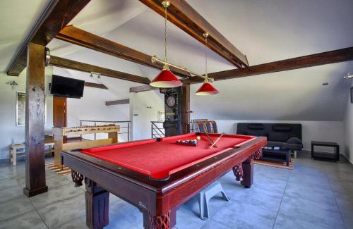 Ryn House | Funaberia -25 hektarowa luksusowa posiadłość z basenem, jacuzzi, sauną, boiskiem wielofunkcyjnym