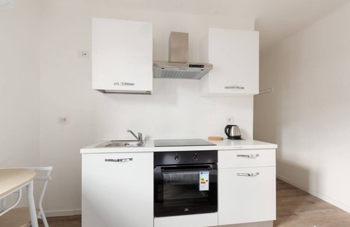 Zona Farini Apartment | Functional and modern 19 sqm studio, ideal for 2 people, located on the fourth floor of a building without lift. The accommodation is situated few steps away from the Maciachini MM, in a dynamic and well-serviced neighborhood of Milan. Perfect for single