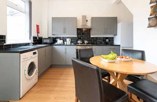 Leigh House | Furnished 2BR House in Leigh | Free Parking & Fast WiFi | Long Stays Welcome