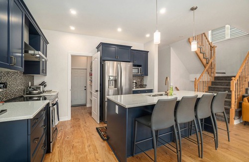 Ottawa Division House | Furnished 4 Bedroom House in Ottawa sleeps 8