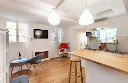 Old Town Apartment | Furnished studio in the heart of the Old Town. 2 minutes from the beaches!